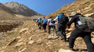 Doğaseverler, Gevaş-Bahçesaray arasında 20 kilometrelik tarihi kervan yolunda yürüdü