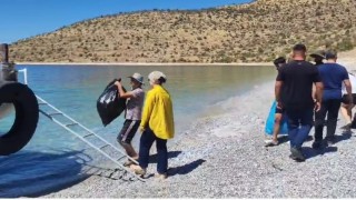 Doğaseverler Van Gölü sahilinde çöp topladı