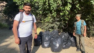 Doğaseverlerden piknikçilere tepki: Kaval Şelalesinde 13 torba çöp toplandı