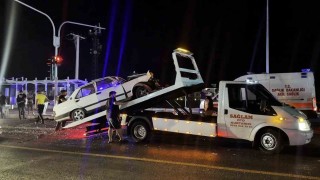 Duble yolda iki otomobil çarpıştı: 1i ağır, 3 yaralı