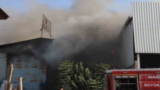 Dumanlar ilçeyi kapladı, itfaiye ekipleri saatlerce mücadele etti