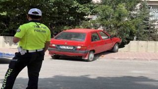 Dur ihtarına uymadı önce polise ardından duvara çarptı