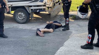 Dur ihtarına uymayan sürücü polisten kaçarken camdan hassas terazi attı