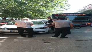 Duyarsız sürücü trafiği kilitledi