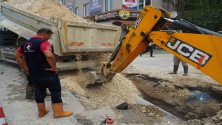 Düzce Belediyesi patlayan su borusuna anında müdahale