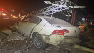 Düziçi’nde Feci Kaza: Otomobil Direğe Çarptı, Motor Yerinden Fırladı