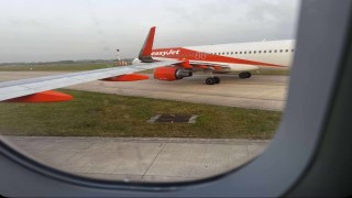 EasyJeta ait iki yolcu uçağı taksi sırasında çarpıştı