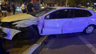 Edirnede otomobil ile kamyonet çarpıştı: 3 yaralı