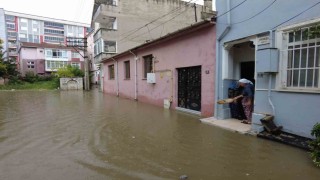 Edirnede yollar göle döndü: Evlere yağmur sularının girmesine ramak kaldı