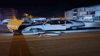 Eğirdirde alkollü sürücü direğe çarptı: 1 yaralı