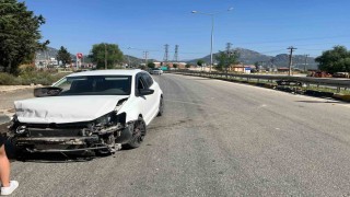 Eğirdirde virajı alamayan otomobil bariyerlere çarptı: 3 yaralı