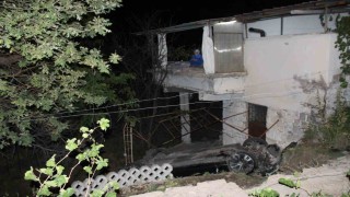 Ehliyetsiz sürücü evin bahçesine uçtu: 3 yaralı