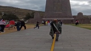 Ekvator çizgisinde Türk bayrağıyla zeybek oynadı