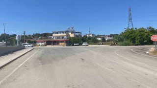 El frenini çekmeyi unutup arkasından koştuğu otomobil park duvarına çarparak durabildi