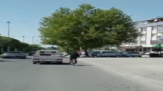 Elazığda bisikletlinin tehlikeli yolculuğu