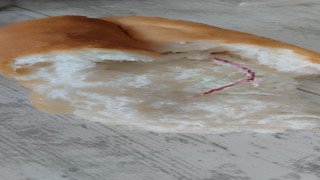 Elazığda ekmeğin içinden ip çıktı