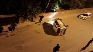 Elazığda park halinde araçlara çarpan otomobil devrildi: 1 yaralı