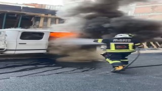 Elazığda park halindeki pikap yandı