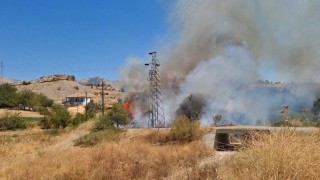 Elektrik direğindeki patlama yangına neden oldu