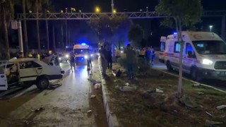 Elektrik direğine çarpan Tofaş hurdaya döndü: 2si ağır 4 yaralı