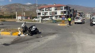 Elektrikli bisiklet ile otomobil çarpıştı: 1 yaralı