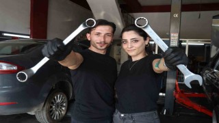 Eleman bulmakta sıkıntı çekti, eşini yanına alıp usta olarak yetiştirdi