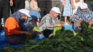 Ellerindeki iğnelerle ödülü alabilmek tütünleri dizmek için kıyasıya yarıştılar