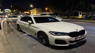 Eminönünde silahlı şahıs husumetlisini kovalayarak ateş etti, yoldan geçen adam yaralandı