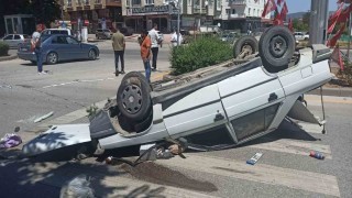 Emniyet kemeri takılı olan sürücü, takla atan araçtan yara almadan kurtuldu