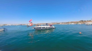 Enezde teknelerden Zafer Seyri