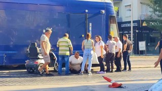 Engelli vatandaş akülü aracıyla tramvaya çarptı