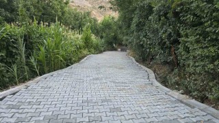 Engelli vatandaşın evinin yolu yenilendi