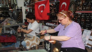 Erkek işi diyenlere inat bakır işleme ustası oldular