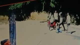 Erzincanda 4 kişinin 1 kişiyi darp ettikleri anlar güvenlik kamerasına yansıdı