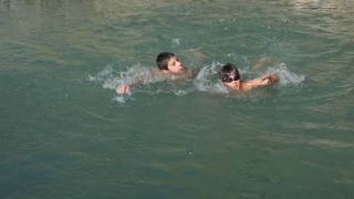 Erzincanda çocuklar hem serinliyor hem de eğleniyor!