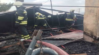 Erzincanda iki katlı evin çatısı yandı