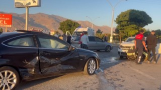 Erzincanda iki otomobil çarpıştı: 2 yaralı