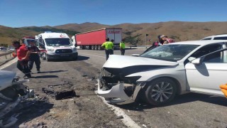 Erzincanda iki otomobil çarpıştı: 3 kişi ölü, 6 kişi yaralandı