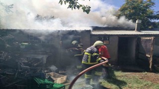 Erzincanda odunlukta çıkan yangın itfaiyenin müdahalesiyle söndürüldü