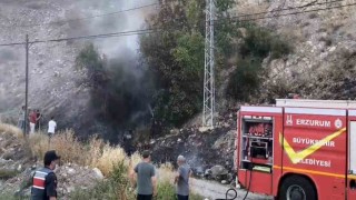 Erzurumda mahalle girişinde korkutan yangın
