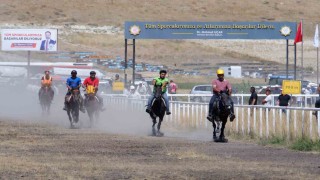 Erzurumda rahvan at yarışları nefesleri kesti