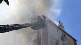 Esenlerde apartmanın çatısında çıkan yangın bitişiğindeki 2 binaya sıçradı