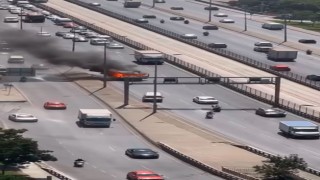 Esenyurtta alev alev yanan kamyonet, E-5te sürücüsüz ilerledi