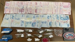 Esenyurtta polis ekipleri, otomobil torpidosuna zulalanmış uyuşturucu ele geçirdi