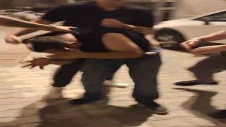 Esenyurtta şüpheli hareketleriyle kadınları taciz eden şahsı mahalleli önce darp etti, daha sonra polise teslim etti