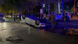 Esenyurtta sürücüsünün direksiyon hakimiyetini kaybettiği otomobil takla attı
