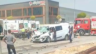 Eskişehirde panelvan araç tıra arkadan çarptı: 1i ağır 3 yaralı