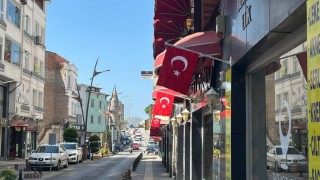 Esnafa Türk bayrağı hediyesi