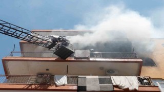 Evinin yandığını gören ev sahibi itfaiyenin çalışmasını çaresiz şekilde izledi