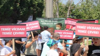 Fabrikaların dereye bıraktığı atıklara tepki için yürüdüler